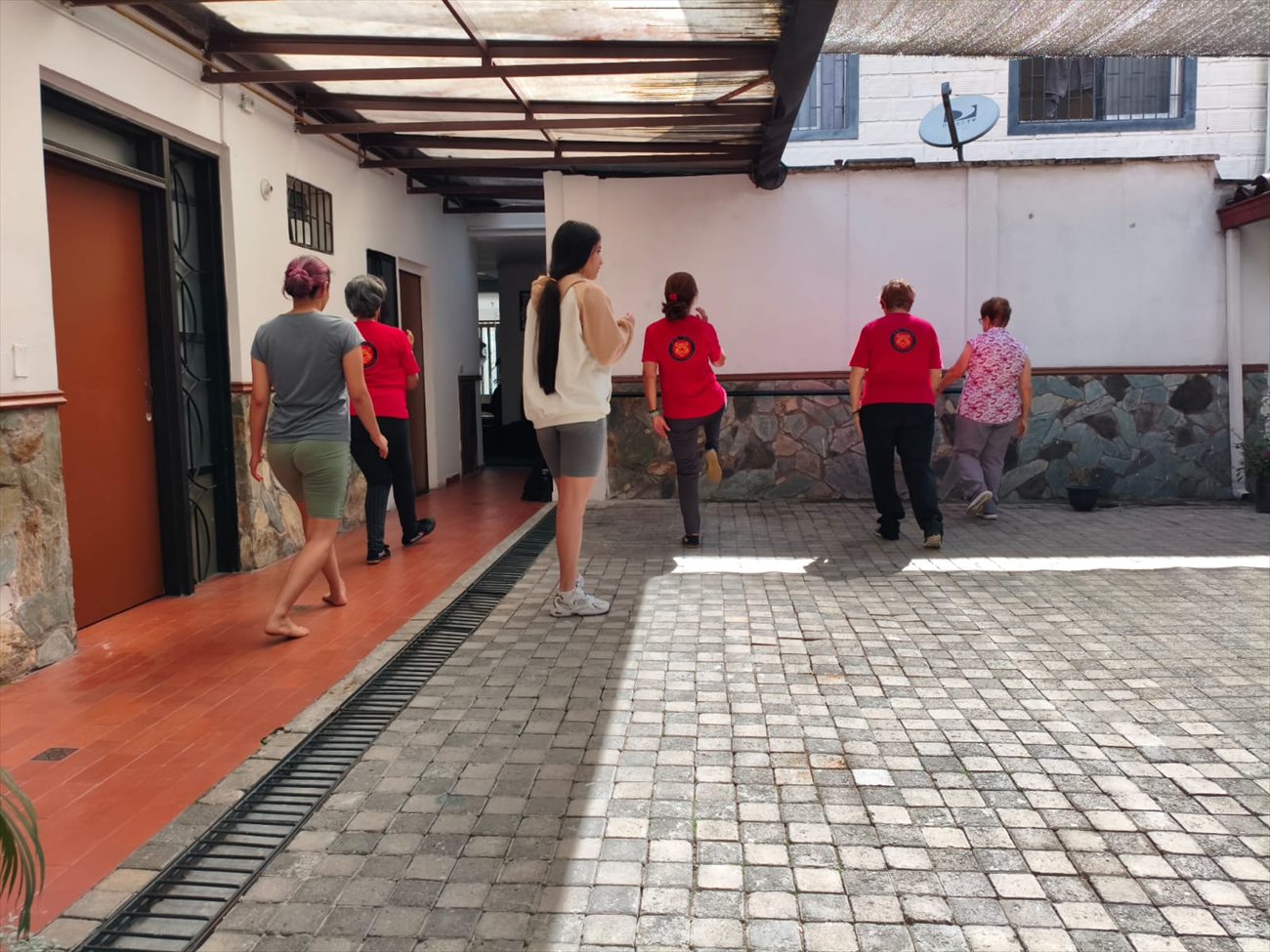 Práctica de caminata consciente en el patio de XIHU durante la clase de tai chi y qi gong