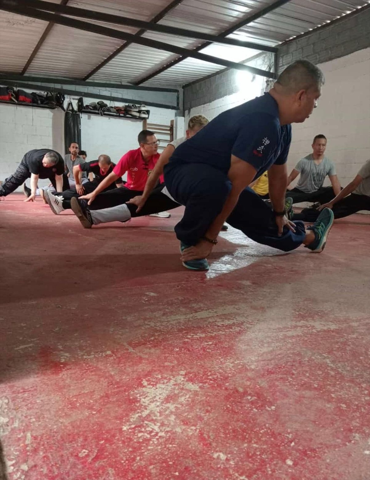 Alumnos estirando antes de la clase de kung fu en XIHU