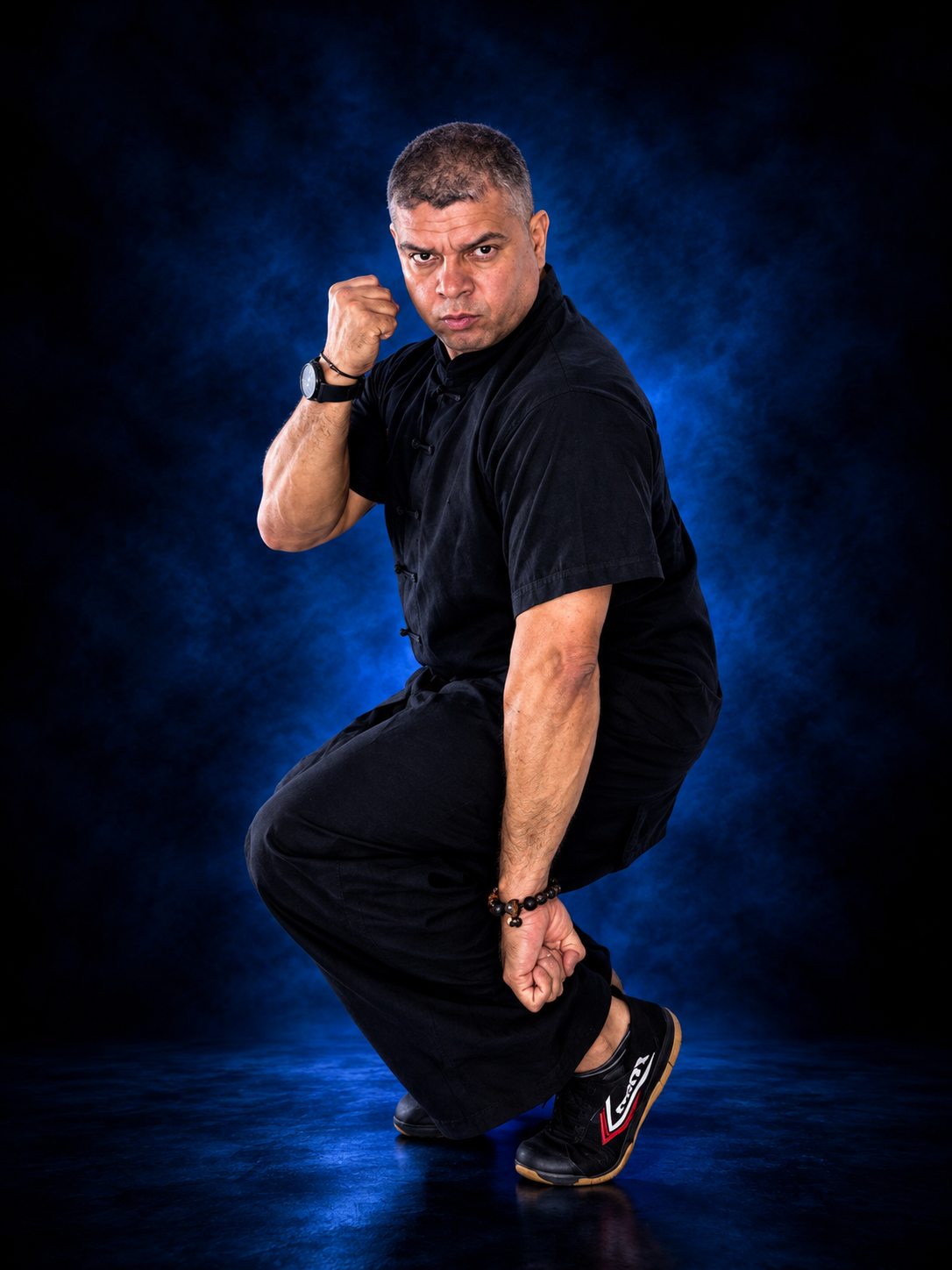 Harold González Paz en postura marcial de kung fu sobre fondo oscuro